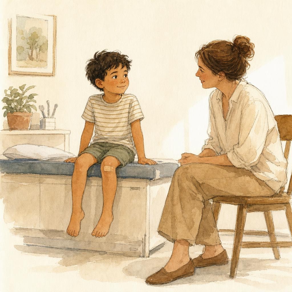 Illustratie bij naar de dokter: een kind zit op de rand van een onderzoeksbank met de voeten los, kijkt rustig opzij, licht en vriendelijk interieur